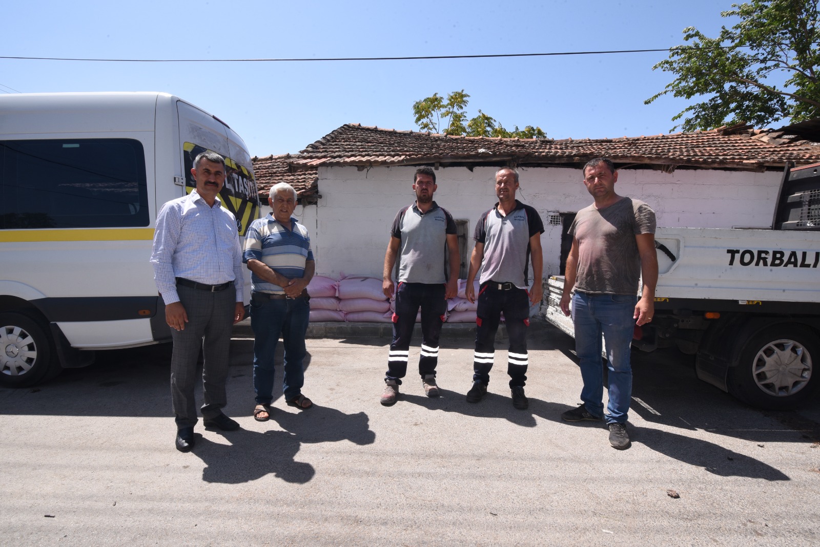 Hasat vakti mahsulü yanan üreticiye Torbalı Belediyesi’nden tohum desteği