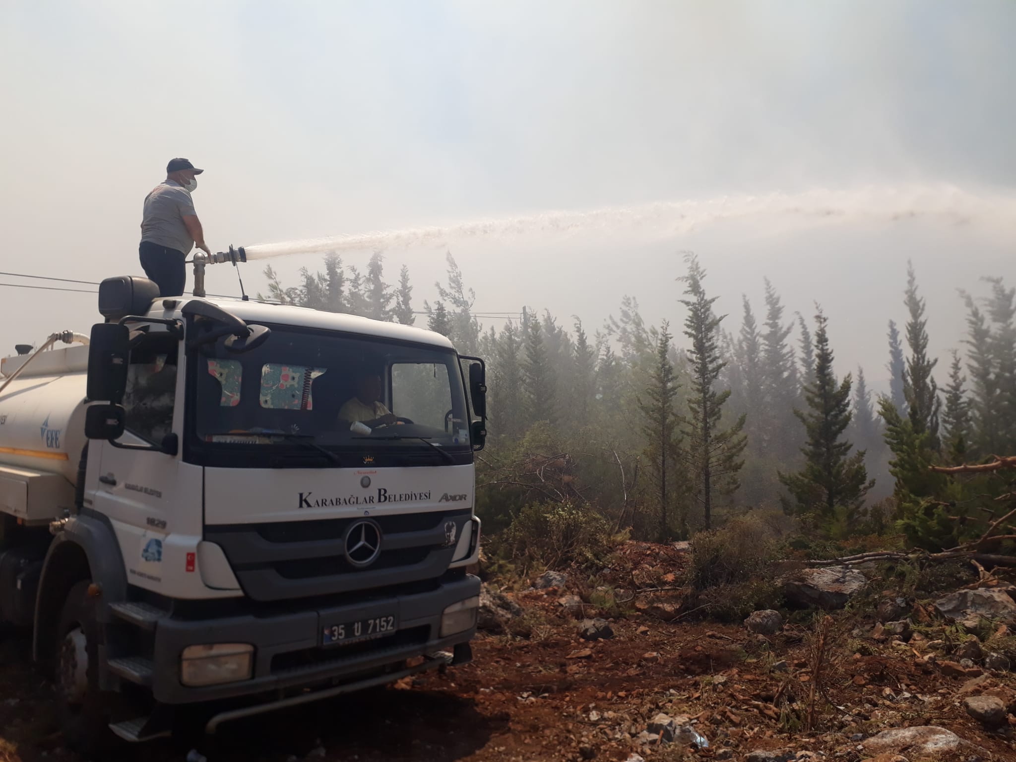 orman Karabağlar Belediyesi, Türkiye’nin farklı bölgelerinde art arda meydana gelen sel ve orman yangınlarından etkilenen kesimlere yardım elini uzattı. Artvin’in Arhavi ilçesindeki selin ardından bölgeye onlarca koli hijyen malzemesi ulaştırılırken, Bodrum’daki yangınla mücadele için de arazöz ve personeller yönlendirildi. Arazöz ve personeller yangın söndürme ve soğutma çalışmalarında profesyonel ekiplere katkı sağlamaya devam ediyor.