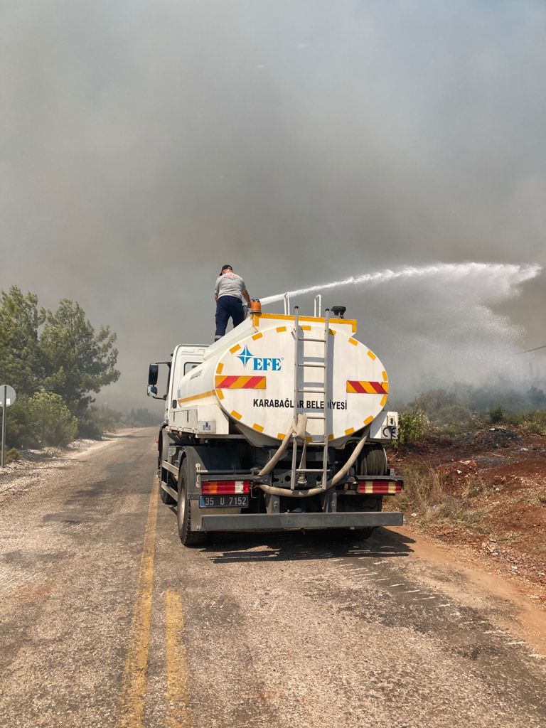 orman Karabağlar Belediyesi, Türkiye’nin farklı bölgelerinde art arda meydana gelen sel ve orman yangınlarından etkilenen kesimlere yardım elini uzattı. Artvin’in Arhavi ilçesindeki selin ardından bölgeye onlarca koli hijyen malzemesi ulaştırılırken, Bodrum’daki yangınla mücadele için de arazöz ve personeller yönlendirildi. Arazöz ve personeller yangın söndürme ve soğutma çalışmalarında profesyonel ekiplere katkı sağlamaya devam ediyor.