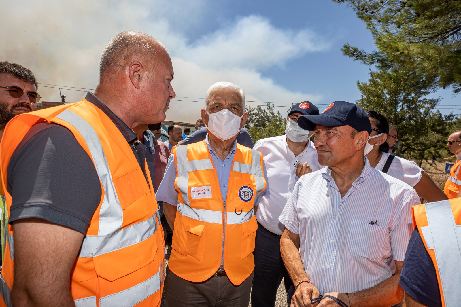 Başkan Soyer’den yangın mağdurlarına ziyaret: “Sizi kendi kaderinizle baş başa bırakmayacağız”