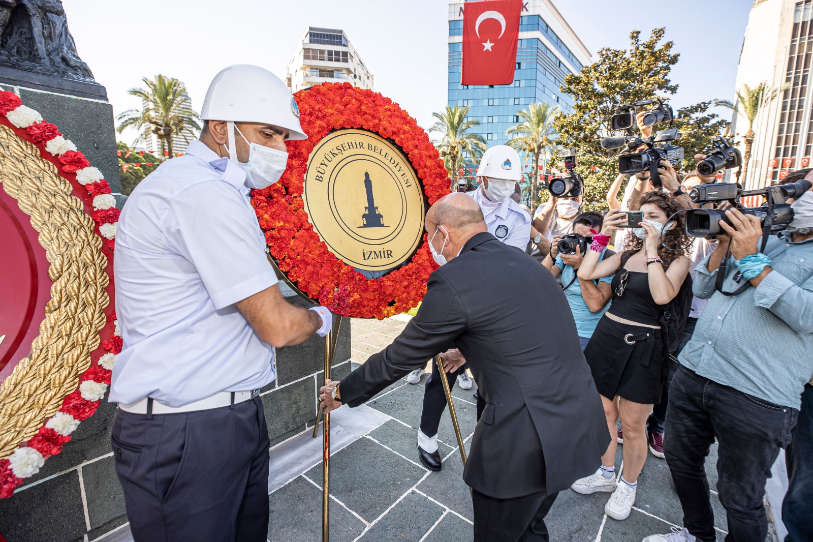 zafer 30 Ağustos Zafer Bayramı İzmir’de coşkuyla kutlanıyor. Zaferle sonuçlanan Büyük Taarruz’un 99. yıldönümü kutlamaları Cumhuriyet Meydanı'nda düzenlenen resmi törenle başladı. Törene İzmir Büyükşehir Belediye Başkanı Tunç Soyer de katıldı.