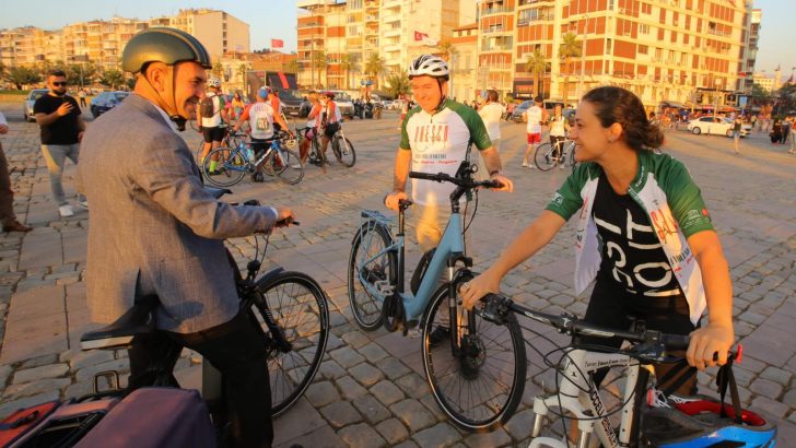 İZMİR’İN BAŞKANLARI BİSİKLETLİLERLE BİRLİKTE PEDAL ÇEVİRDİ