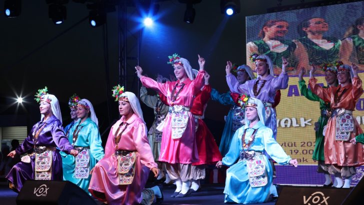 “Anadolu Kadınları Konak’ta” Halk Oyunları Festivali, İzmir’e renk kattı
