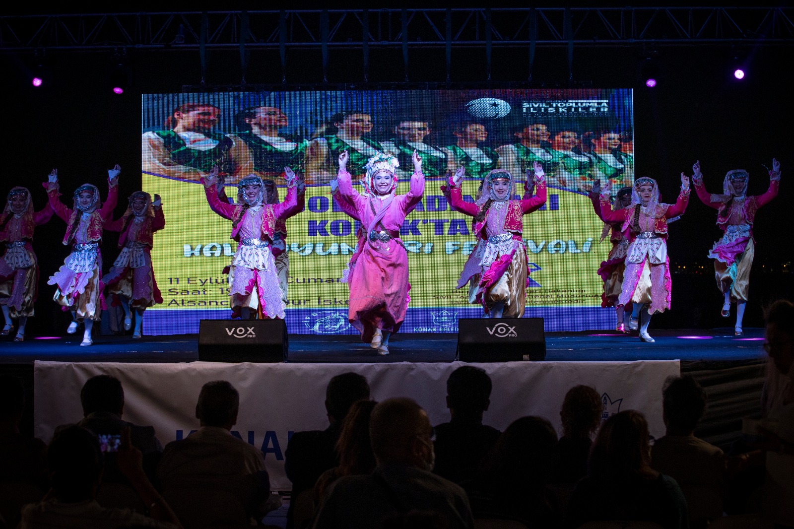“Anadolu Kadınları Konak’ta” Halk Oyunları Festivali, İzmir’e renk kattı