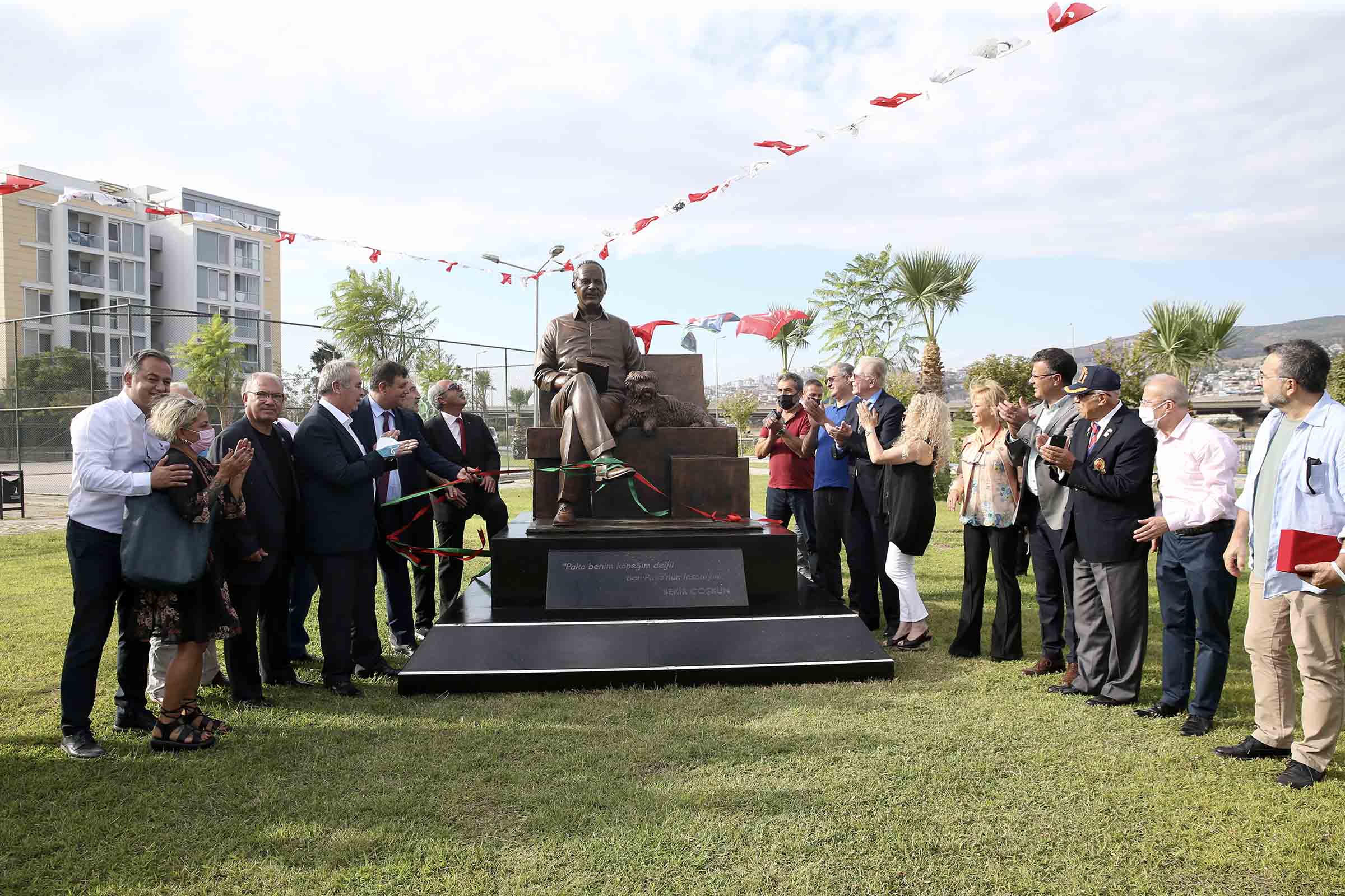 Karşıyaka’da ‘Bekir Coşkun’ heykeli açıldı
