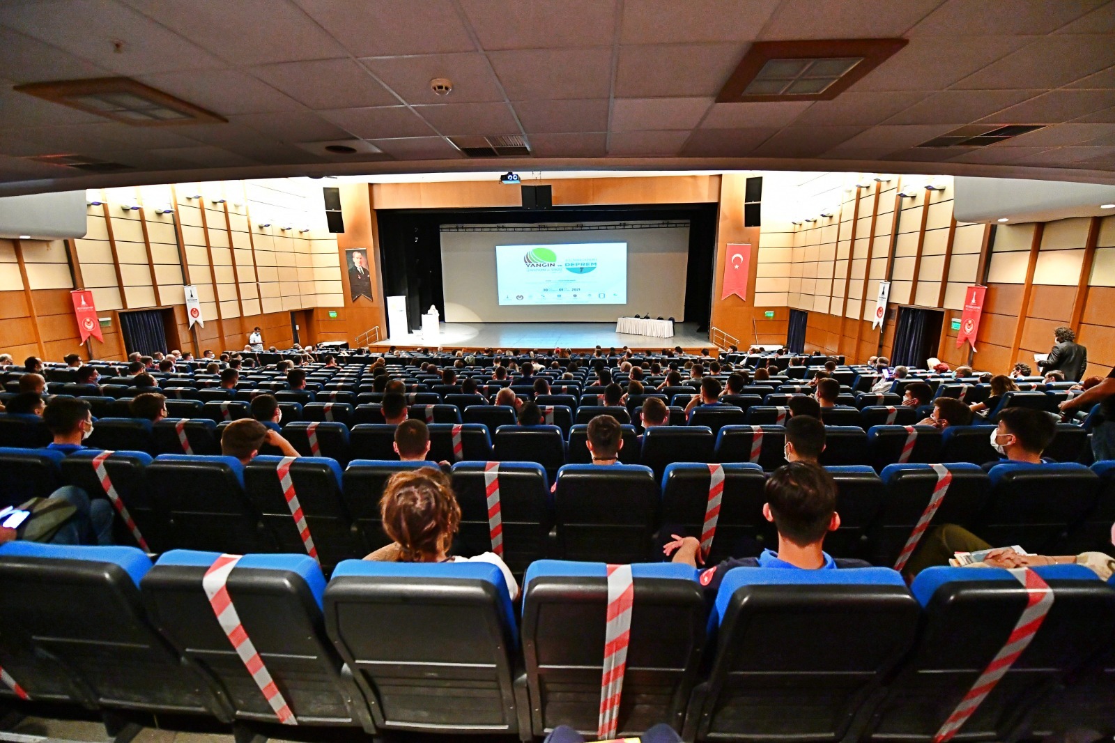 Deprem ve yangın uzmanları İzmir’de buluştu