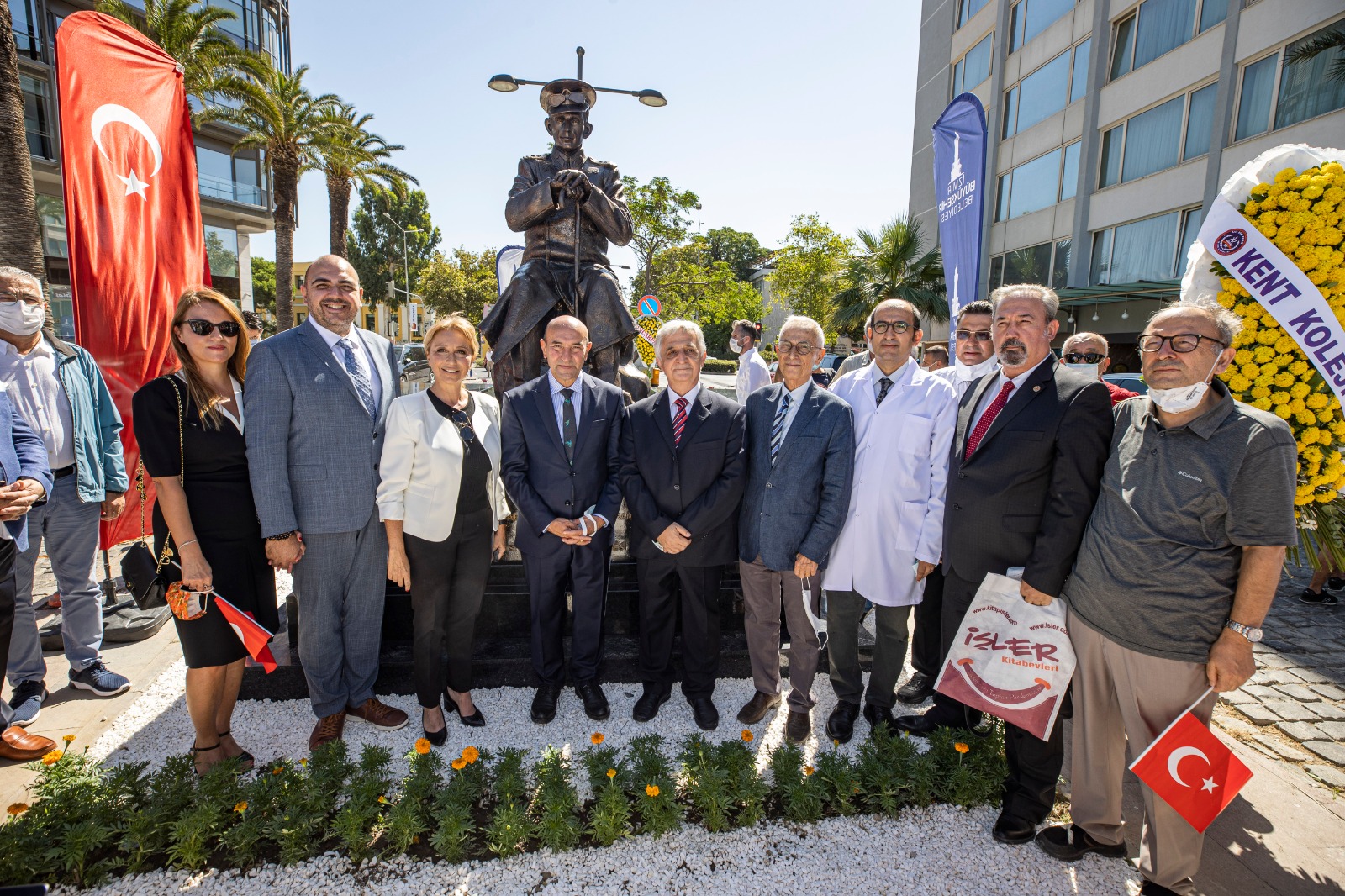 Başkan Soyer Tıbbiyeli Hikmet heykelini açtı