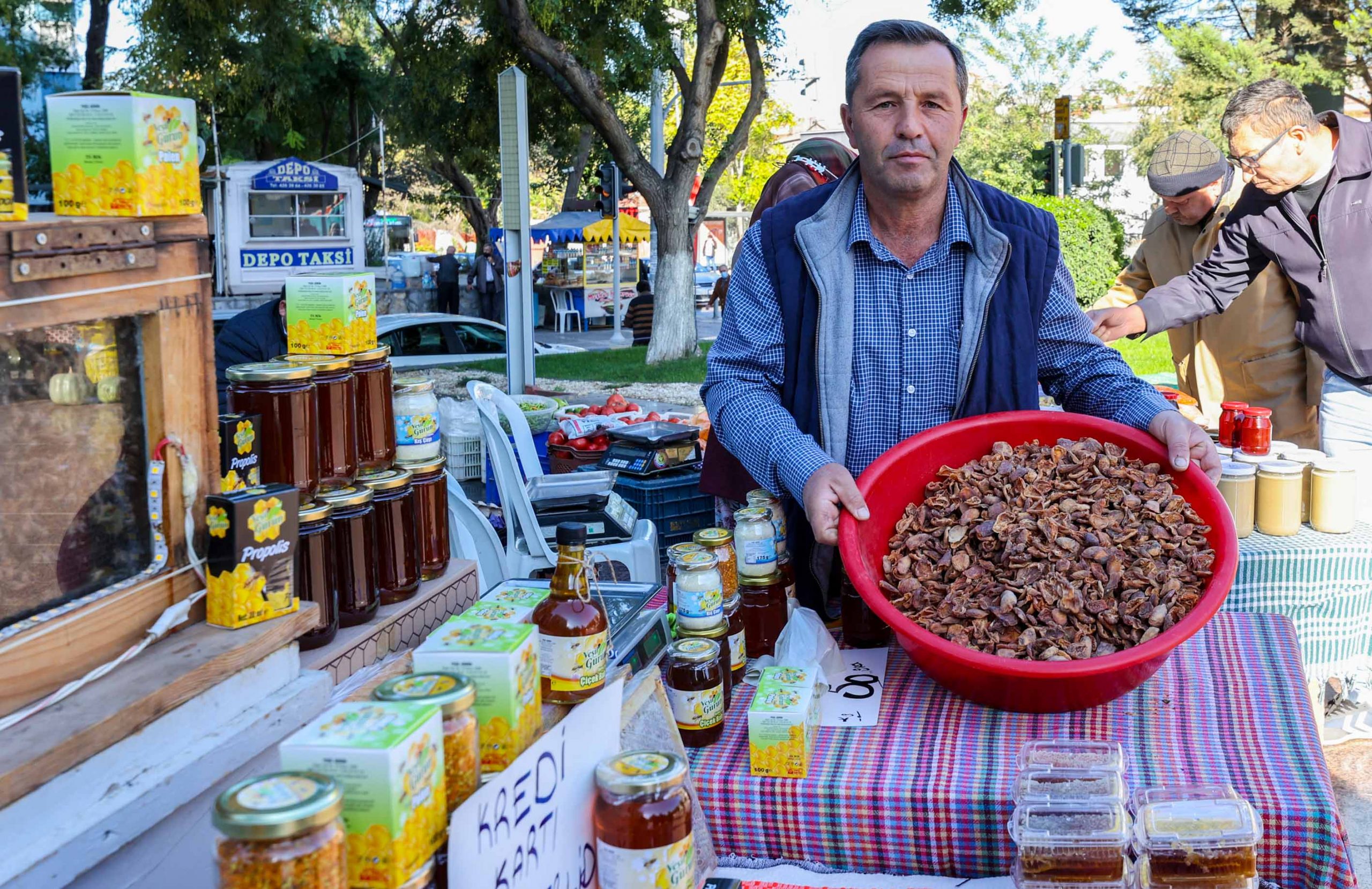 Buca’da köylüden halka satış pazarı