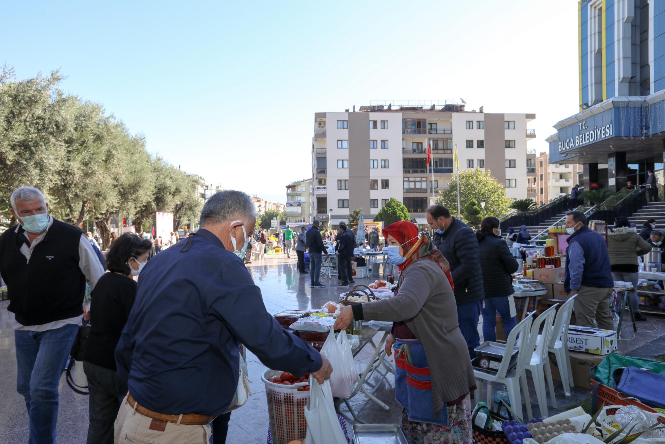 Buca’da köylüden halka satış pazarı