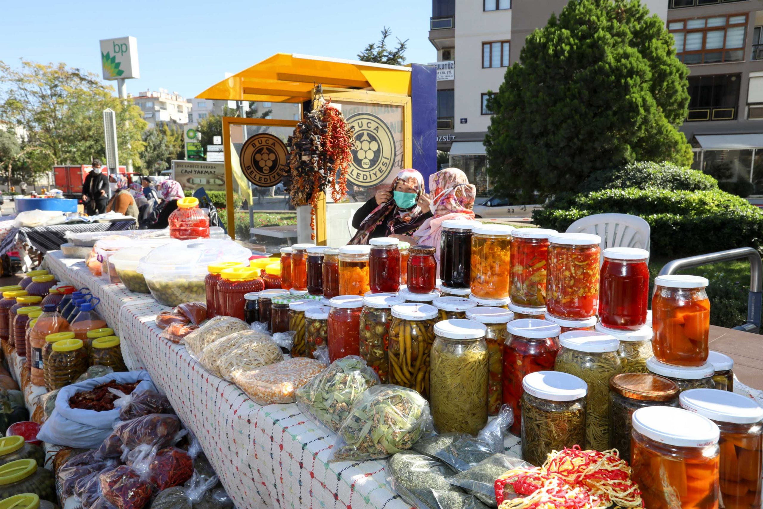 Buca’da köylüden halka satış pazarı