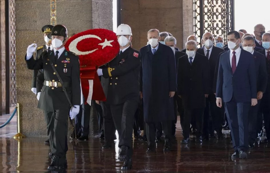 Cumhurbaşkanı Cumhuriyetimizin 98. yılında, 29 Ekim törenleri kapsamında Cumhurbaşkanı Recep Tayyip Erdoğan ve devlet erkanı Anıtkabir'e ziyarette bulundu. Anıtkabir'de yapılan  törende Cumhurbaşkanı Erdoğan mozaleye çelenk bıraktıktan sonra Anıtkabir özel defterini imzaladı. Erdoğan, Anıtkabir özel defterine yazdığı mesajında 2023 vurgusu yaptı.