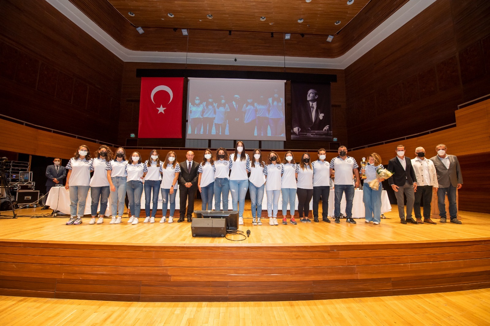 İzmir Büyükşehir Belediyesi Meclisi’nde gurur tablosu
