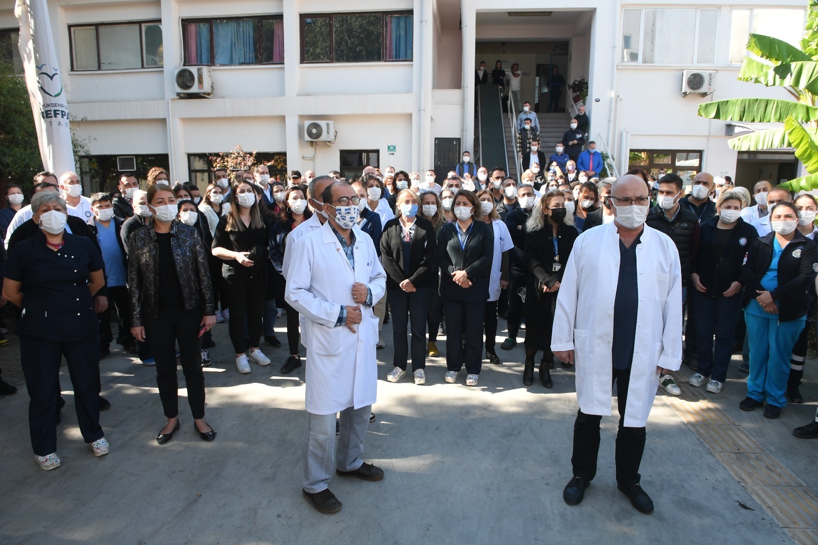 Eşrefpaşa Hastanesi çalışanlarına saldırı protesto edildi