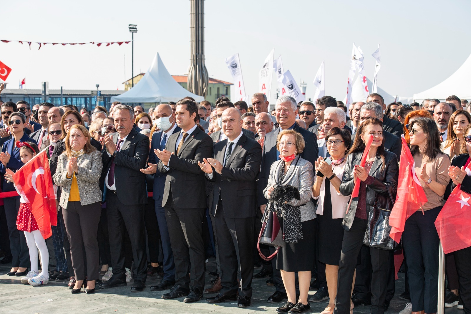 İzmir’den 29 Ekim mesajı: “Biz buradayız, Cumhuriyet'in ışığındayız”