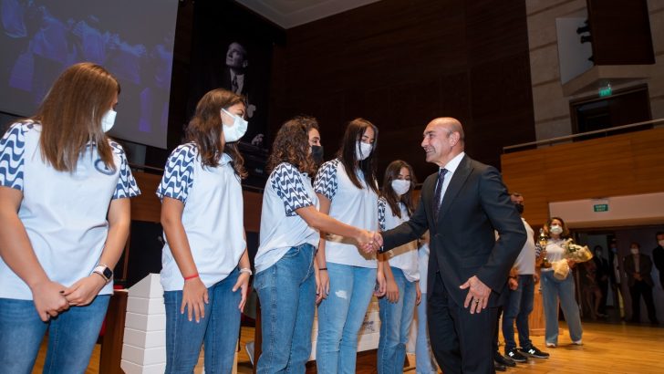 İzmir Büyükşehir Belediyesi Meclisi’nde gurur tablosu