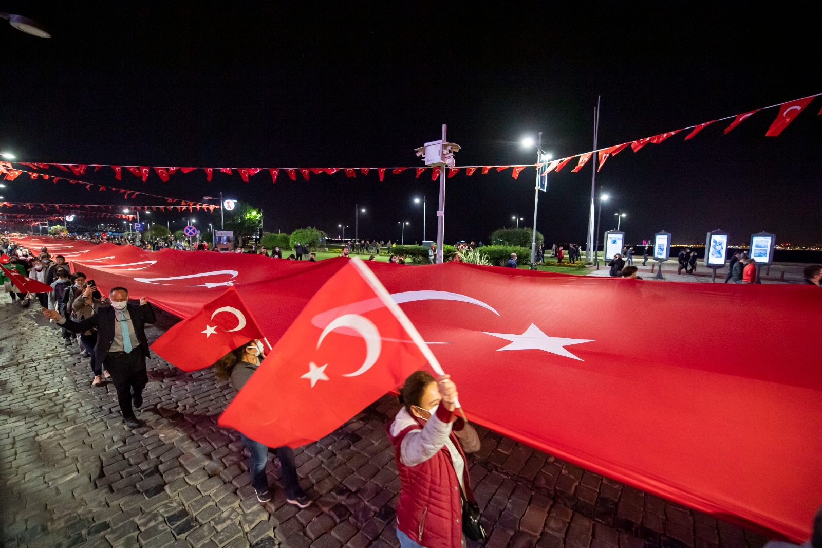 İzmir'de göz kamaştıran bayram coşkusu