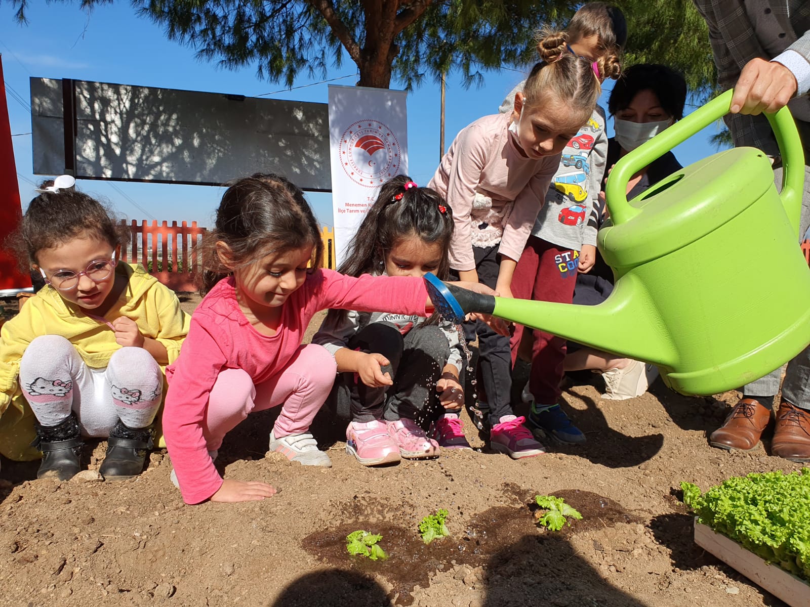 Menemen Belediyesi Ulukent Anaokulu öğrencileri, okul bahçelerine sebze fideleri dikti.