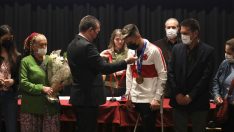 Avrupa Şampiyonu Ampute Milli Takım Oyuncusu Bergamalı Rüstem Kurhan’a memleketinde ödül