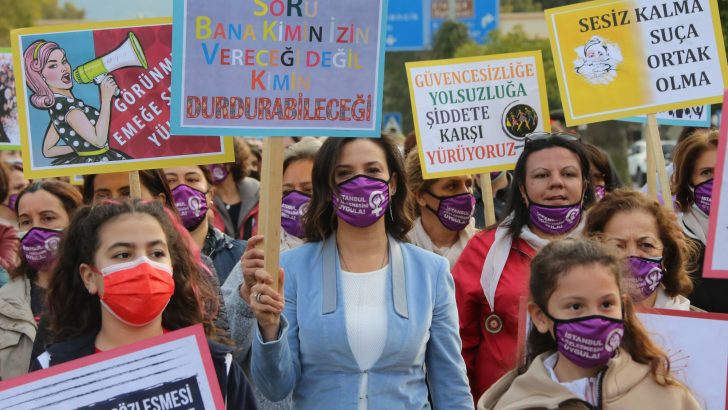 EFES SELÇUK’TA “ EŞİM DEĞİL, EŞİTİMSİN” YÜRÜYÜŞÜ