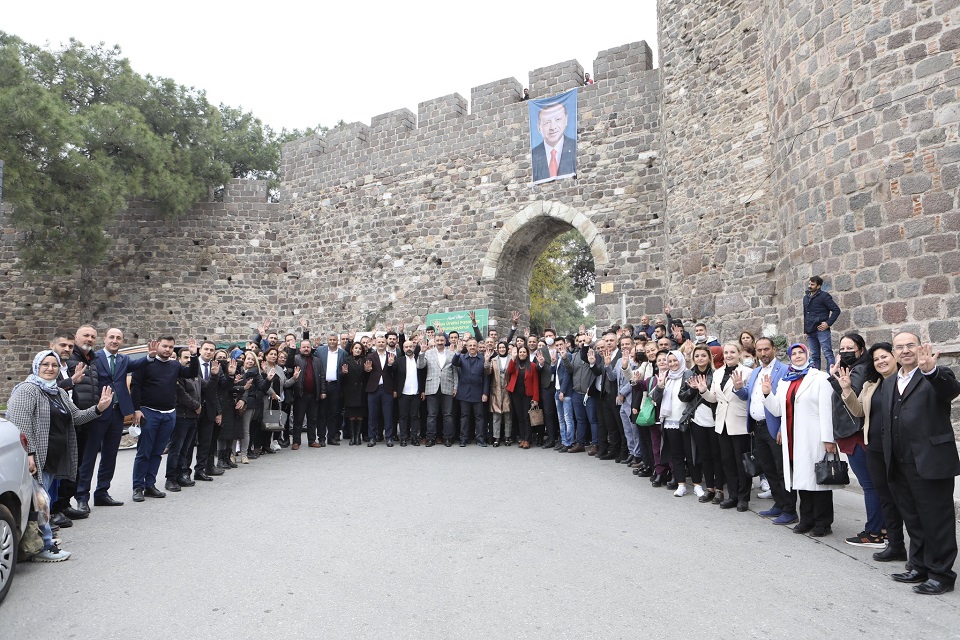 AK Parti İzmir İl Başkanı Kerem Ali Sürekli;  “Bir dokunup bin ah işitiyoruz.” 