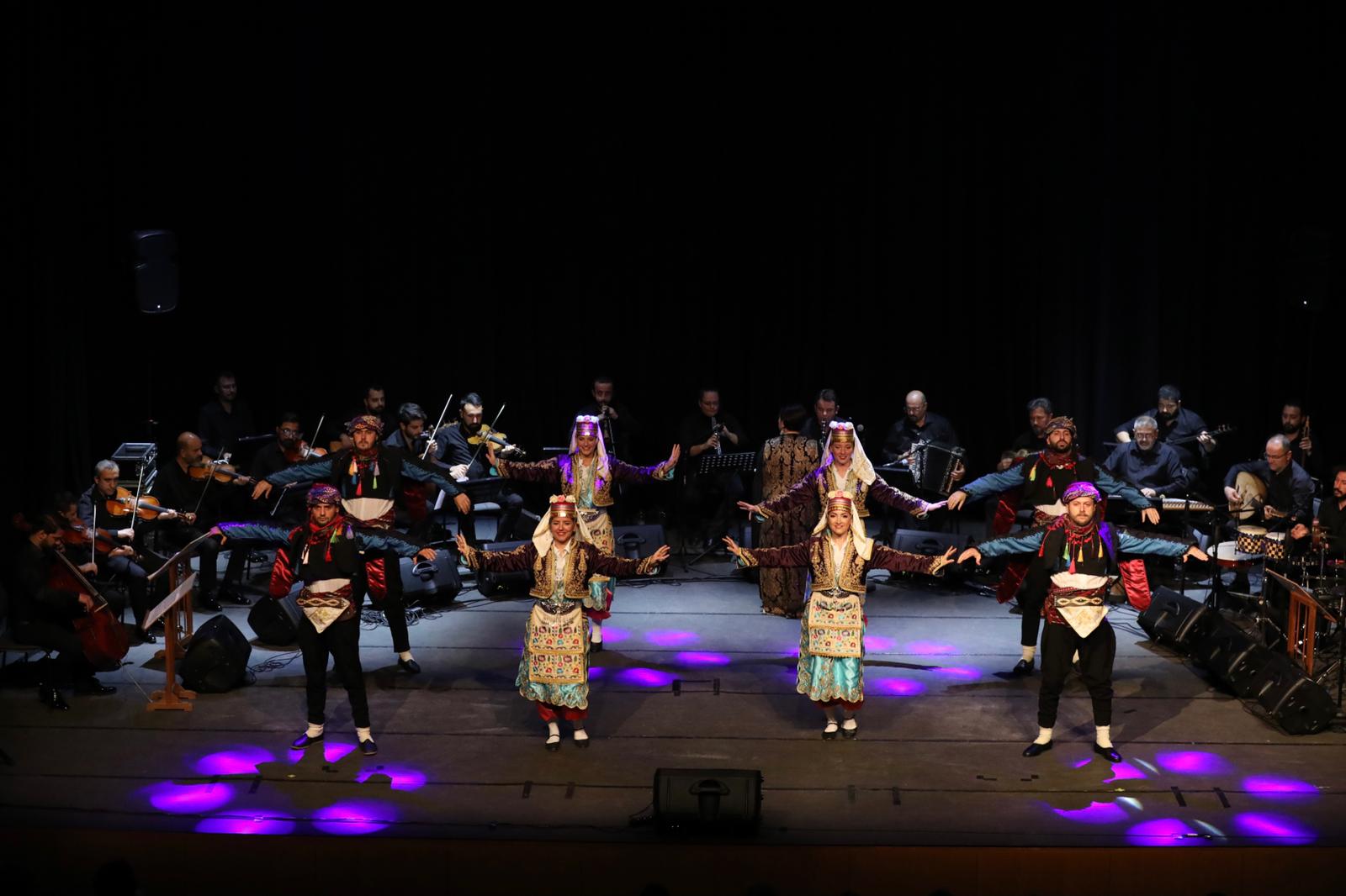 İzmir Türk Dünyası Dans ve Müzik Topluluğu'ndan Bergama’da Öğretmenler Günü'ne özel konser