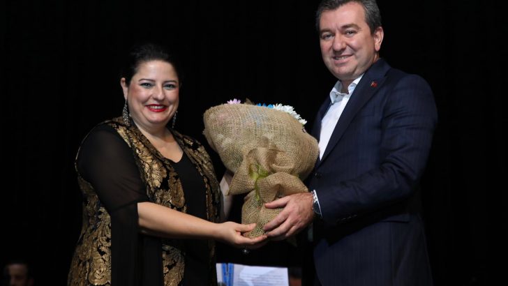 İzmir Türk Dünyası Dans ve Müzik Topluluğu’ndan Bergama’da Öğretmenler Günü’ne özel konser