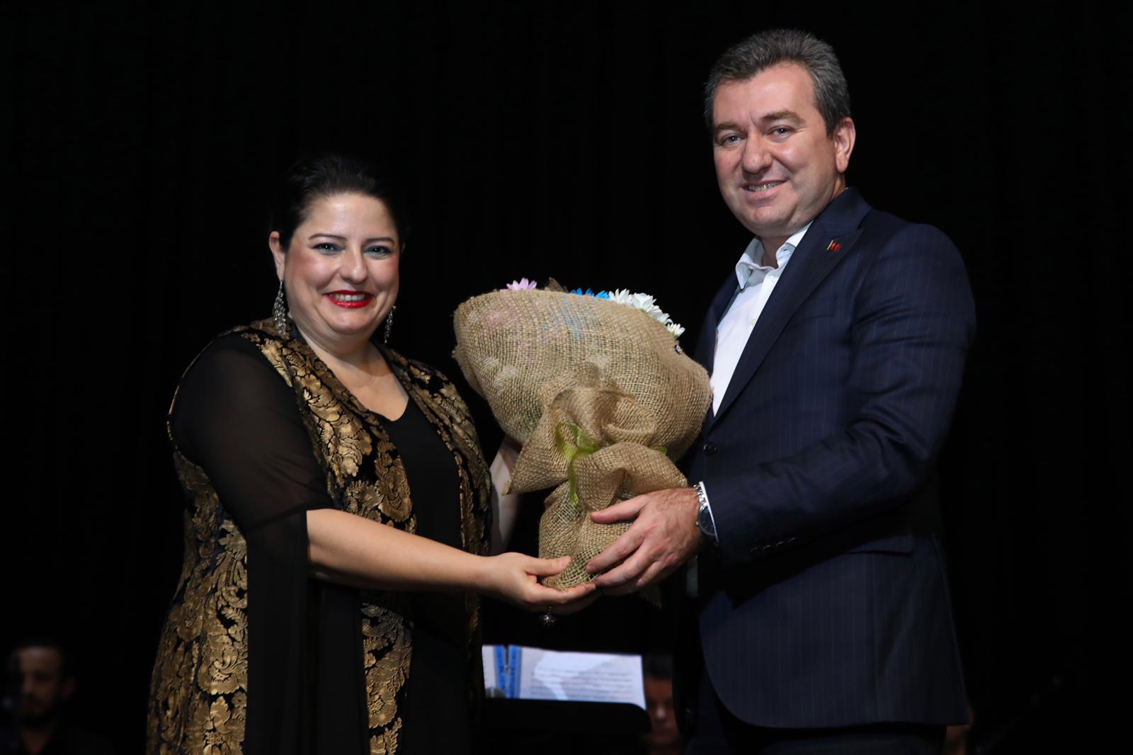 İzmir Türk Dünyası Dans ve Müzik Topluluğu’ndan Bergama’da Öğretmenler Günü’ne özel konser