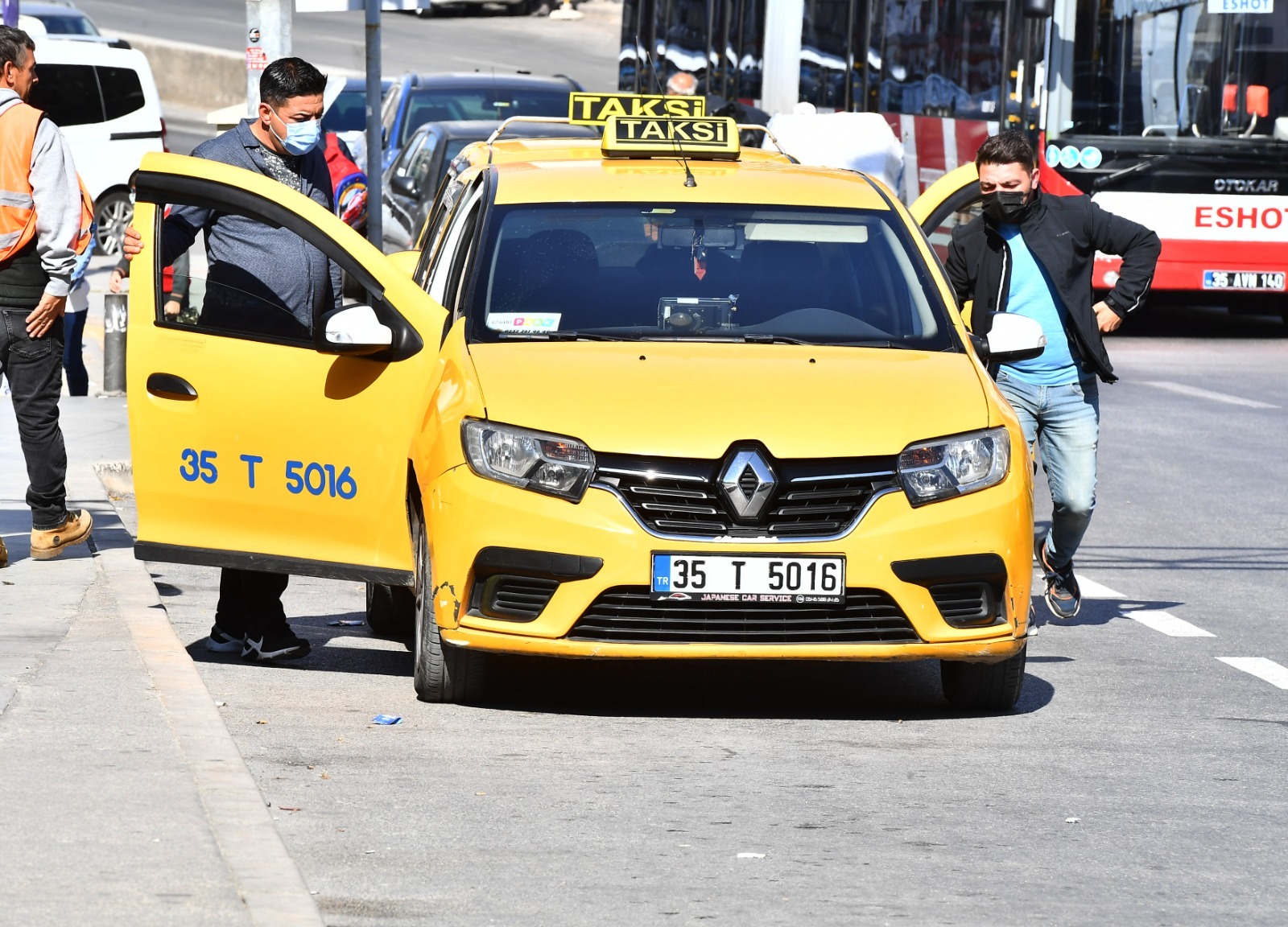 Sivil zabıta ekipleri yolcu gibi bindikleri taksileri denetledi