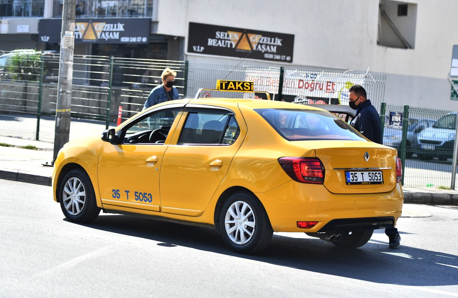 Sivil zabıta ekipleri yolcu gibi bindikleri taksileri denetledi