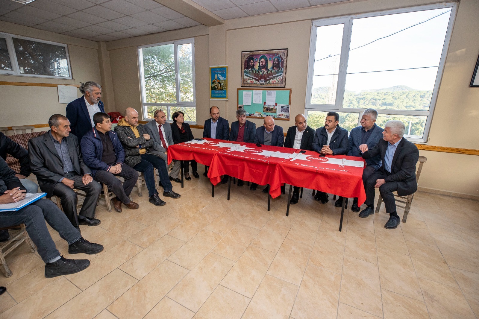 Başkan Soyer Bergama turunda üreticilerle buluştu: “Kooperatif kurun, ürünlerinizi alalım”