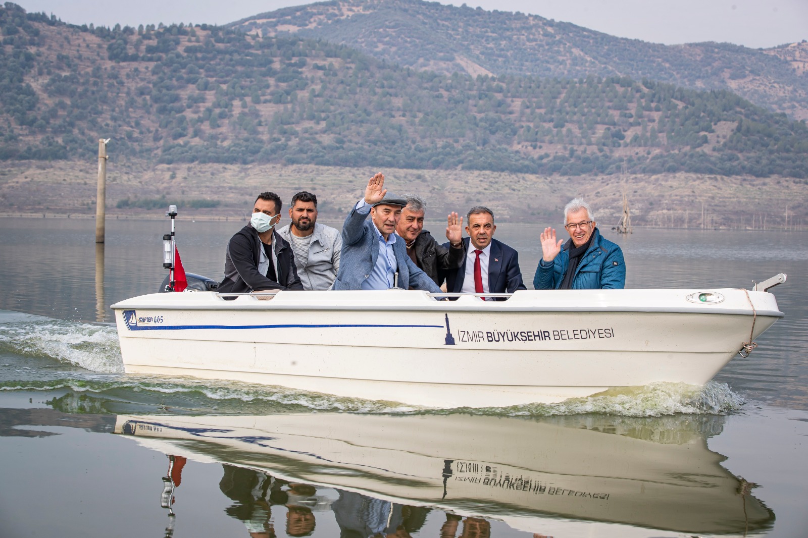 İzmir Büyükşehir Belediyesi tarlaları baraj altında kalan çiftçiye tekne hibe etti