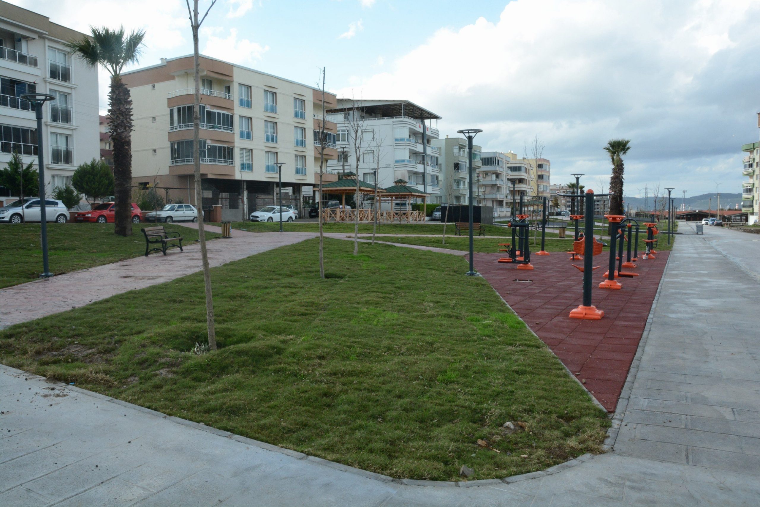 Aliağa Belediyesi’nin Yeni Mahalle’de projelendirdiği Yeni Mahalle Parkı’nda çalışmalar tamamlandı.