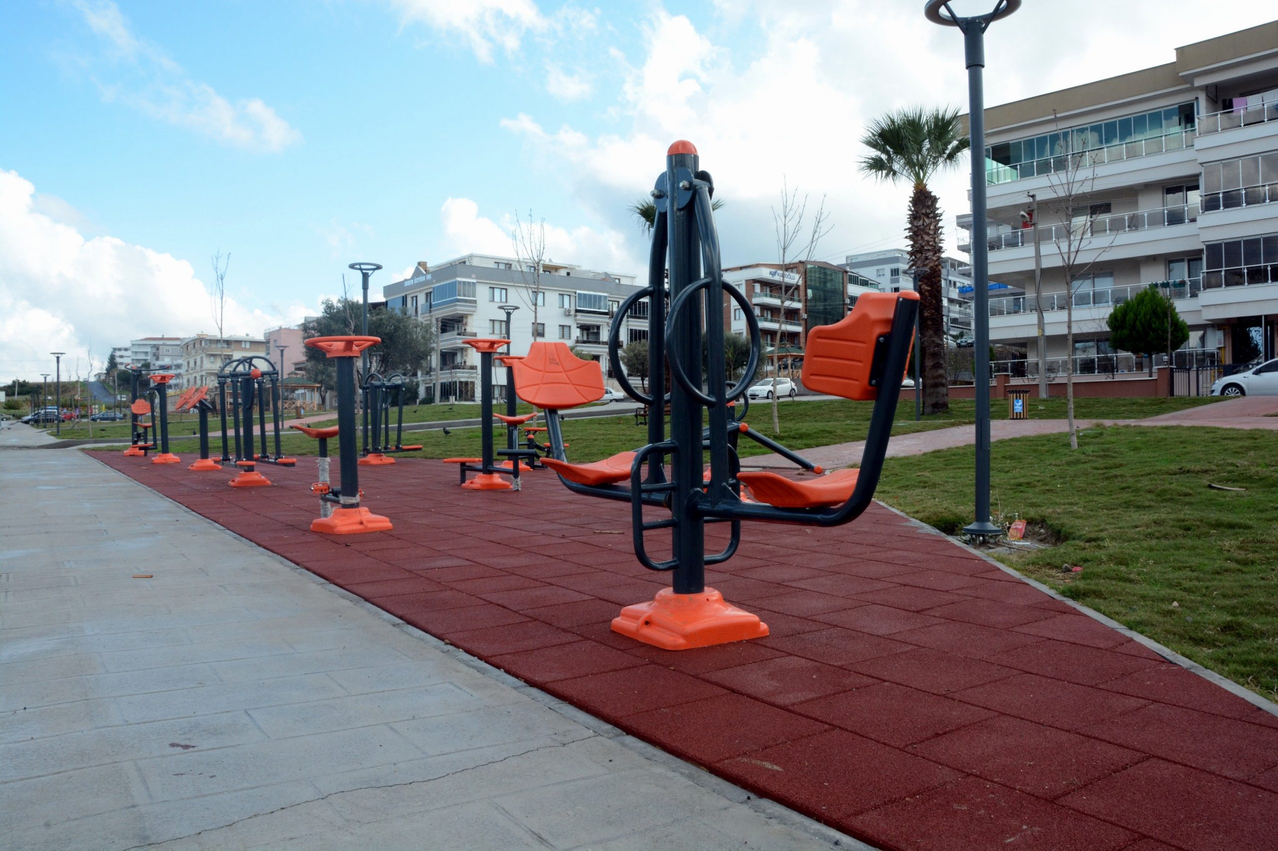 Aliağa Belediyesi’nin Yeni Mahalle’de projelendirdiği Yeni Mahalle Parkı’nda çalışmalar tamamlandı.