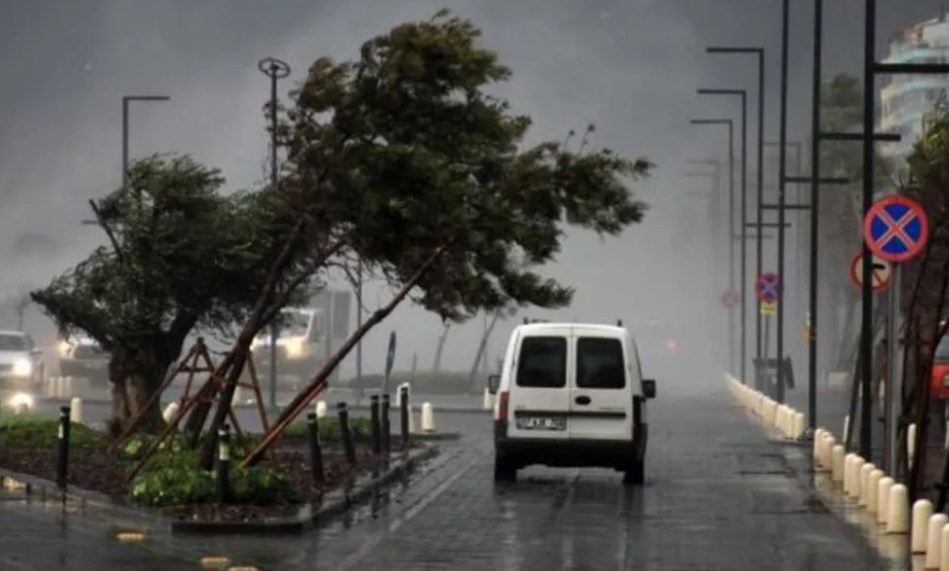 fırtına Meteoroloji'nin uyarılarının ardından Antalya'da kuvvetli fırtına ve sağanak etkili oldu. Marmara, Ege, İç Anadolu ve Akdeniz kıyılarında yer yer gök gürültülü sağanak yağışın yaşandığı bugün, Antalya'da şiddetli fırtına meydana geldi. Fırtına nedeniyle dalgaların boyu 3 metreyi aştı, ağaçlar söküldü. Konyaaltı'ndaki köprü yapımı esnasında geçici olarak ulaşım sağlanması amacıyla kurulan köprü ve yan yol, sel sularının altında kaldı.