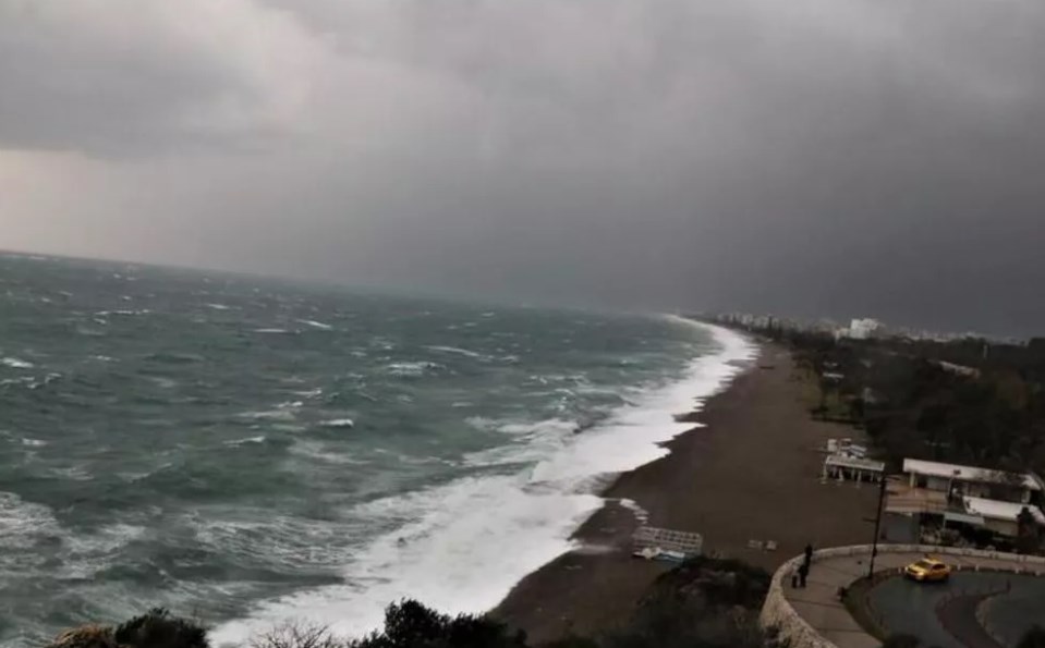 fırtına Meteoroloji'nin uyarılarının ardından Antalya'da kuvvetli fırtına ve sağanak etkili oldu. Marmara, Ege, İç Anadolu ve Akdeniz kıyılarında yer yer gök gürültülü sağanak yağışın yaşandığı bugün, Antalya'da şiddetli fırtına meydana geldi. Fırtına nedeniyle dalgaların boyu 3 metreyi aştı, ağaçlar söküldü. Konyaaltı'ndaki köprü yapımı esnasında geçici olarak ulaşım sağlanması amacıyla kurulan köprü ve yan yol, sel sularının altında kaldı.