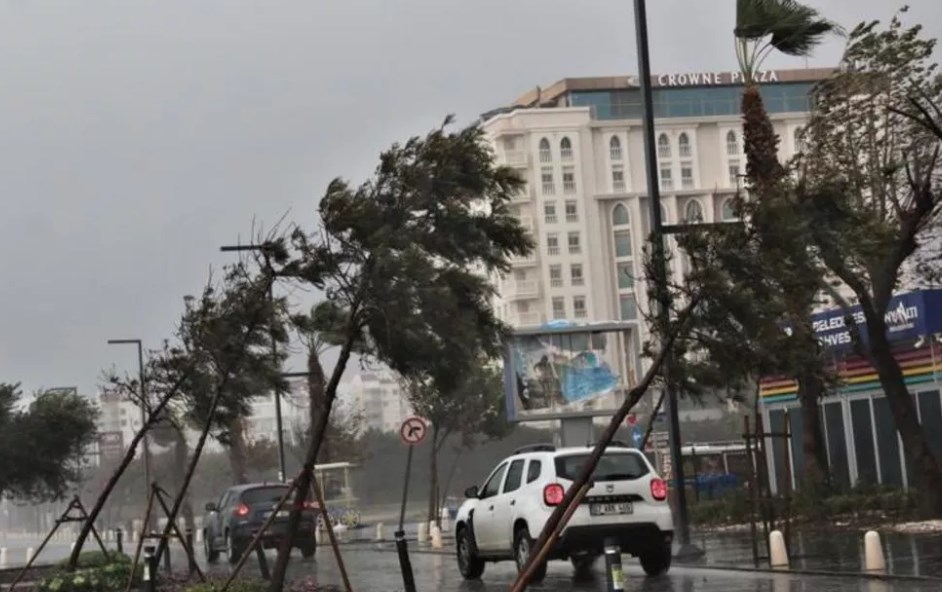 Antalya’da köprü çöktü, ağaçlar devrildi, dalga boyu 3 metreyi aştı!
