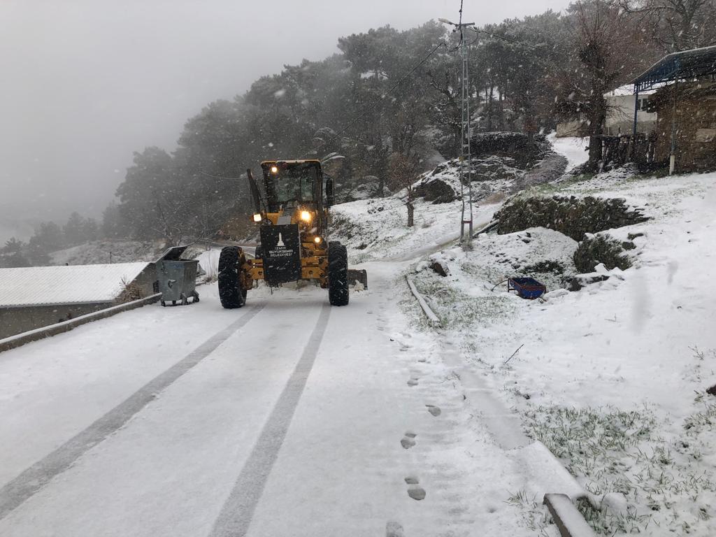 feridun yılmazlar Beydağ'da akşam saatlerinde başlayan kar yağışı kenti beyaza bürürken, kara yolda yakalanan araç sürücüleri ve vatandaşlar için Belediye ekipleri teyakkuzda.