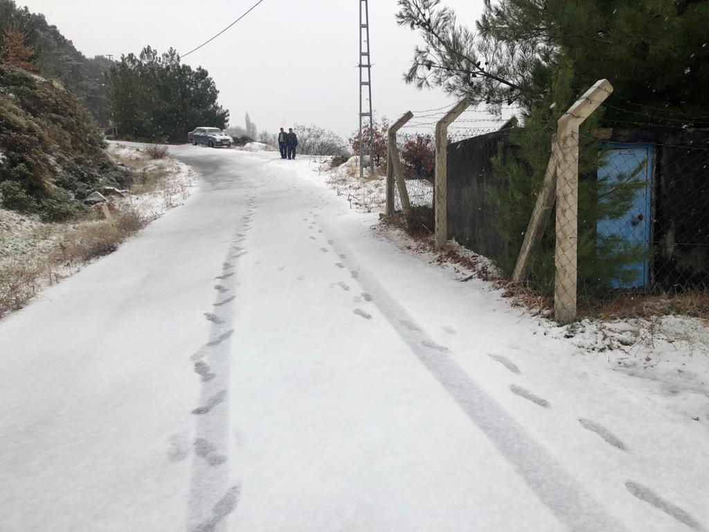 Beydağ’da gece saatlerinde başlayan kar yağışı ilçeyi beyaza bürüdü