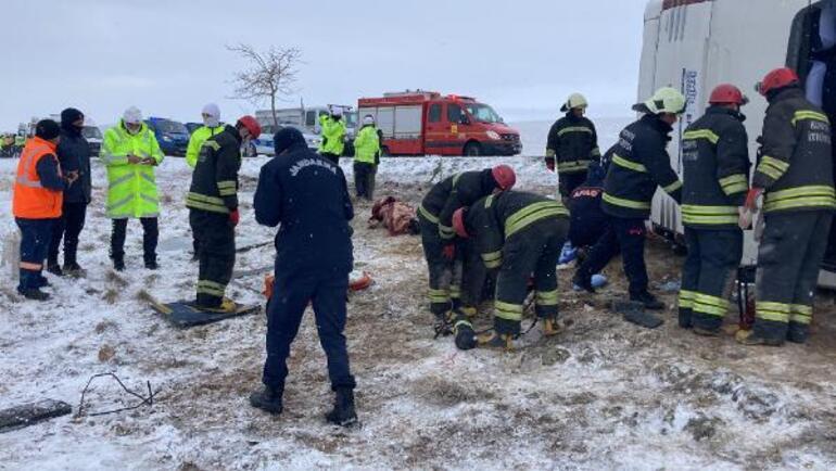 İzmir’den hareket eden tur otobüsü Konya’da şarampole devrildi: 5 kişi hayatını kaybetti, 42 yaralı