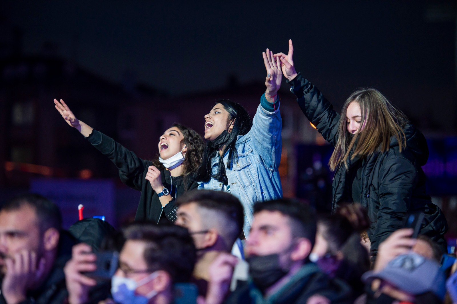 Buca Metrosu'nun şölen havasındaki temel atma töreni Zeynep Bastık ve Anıl Piyancı sahne aldı