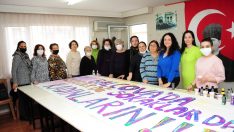 Balçovalı Kadınlar Pankartlarını Hazırlıyor