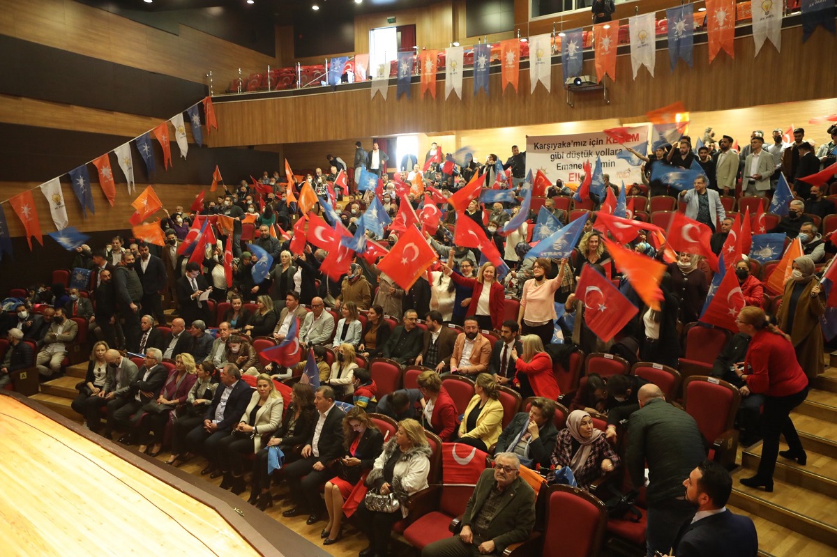akparti AK Parti İzmir, geçtiğimiz hafta sonu İlçe Danışma Toplantılarını tamamladı. Her ilçede büyük katılım ve coşkuyla gerçekleştirilen toplantılarda, toplam bin 500 kişinin partiye katılım ve rozet törenleri de gerçekleştirildi. Konak ve Karşıyaka Toplantılarına katılan ve yaptığı konuşmalarda attıkları her adım, yaptıkları her istişarenin millet için olduğuna dikkat çeken AK Parti İzmir İl Başkanı Kerem Ali Sürekli; “Böyle olunca, ailemiz de büyüyor. Samimiyet ve gayretimize ortak olmak isteyenler çoğalıyor. 2022 yılına girdiğimizden bu yana 12 bin hemşerimiz aramıza katıldı. Hafta sonu boyunca farklı partilerden bin 500 kişi AK Parti rozetini gurur ve heyecanla göğsüne taktı. Milletimiz görüyor; güçlü Türkiye’nin inşasını gerçekleştirecek; İzmir’e hak ettiği yerel hizmeti getirecek olan tek siyasi teşkilat AK Parti’dir.” dedi.