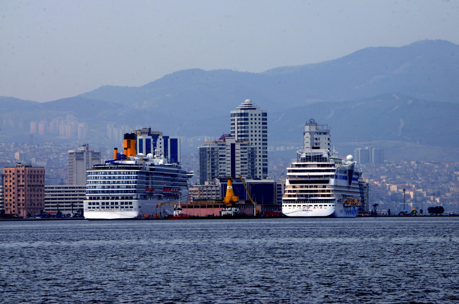 Yüzen otel İzmir Limanı’na demir atacak