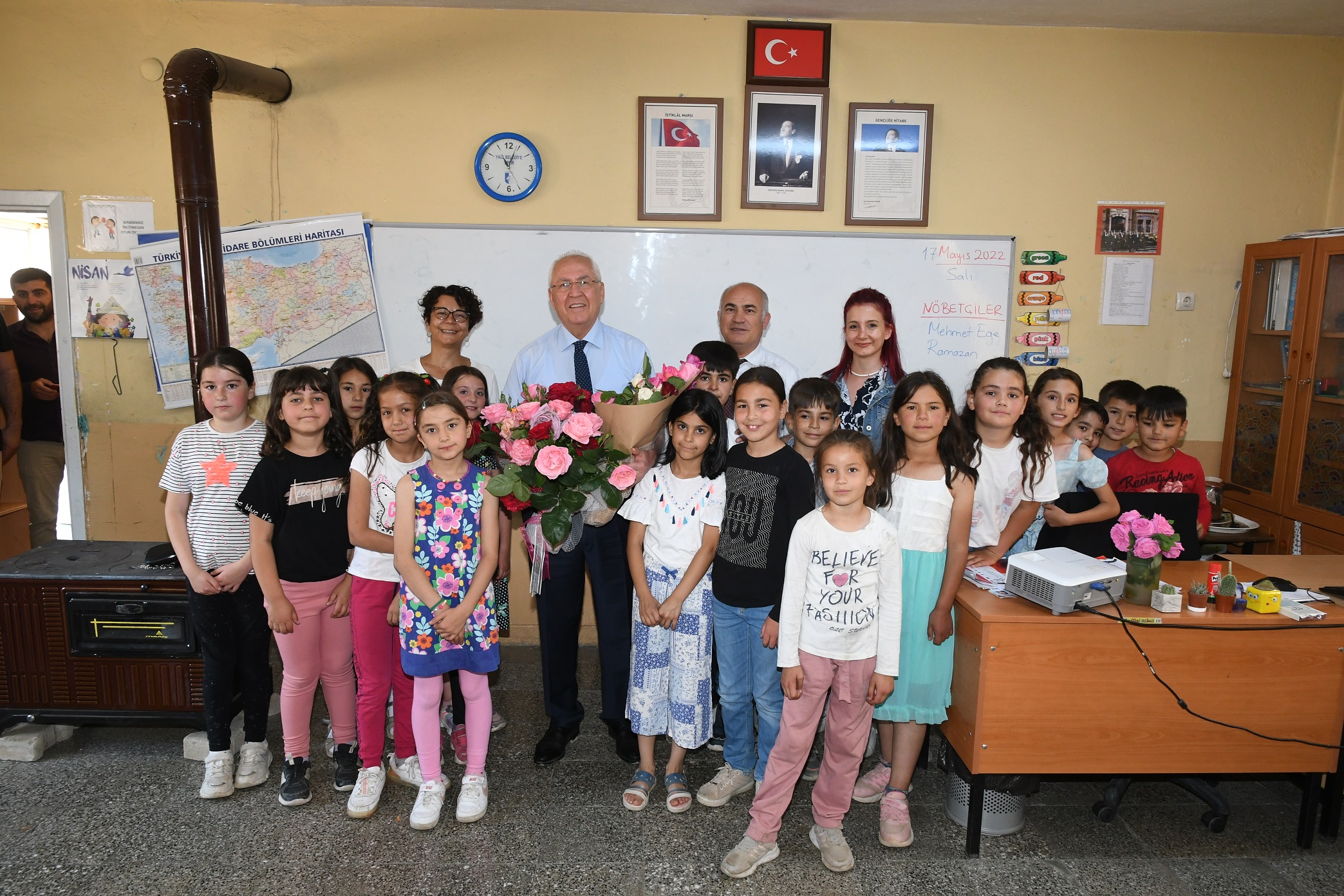 Başkan Selvitopu çocuk ve gençlerle bir araya geldi.  Gönüllü öğrencilerden Kavacık'ta anlamlı proje