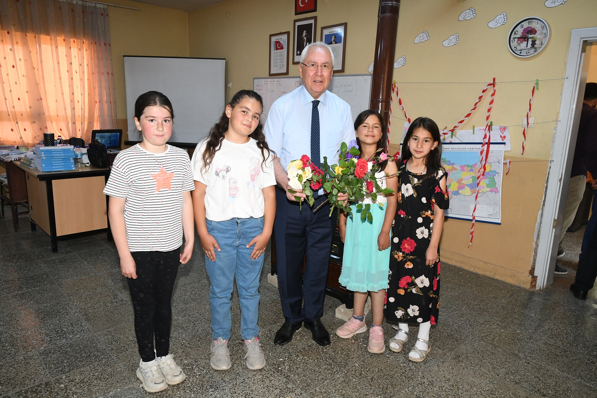 Başkan Selvitopu çocuk ve gençlerle bir araya geldi.  Gönüllü öğrencilerden Kavacık’ta anlamlı proje