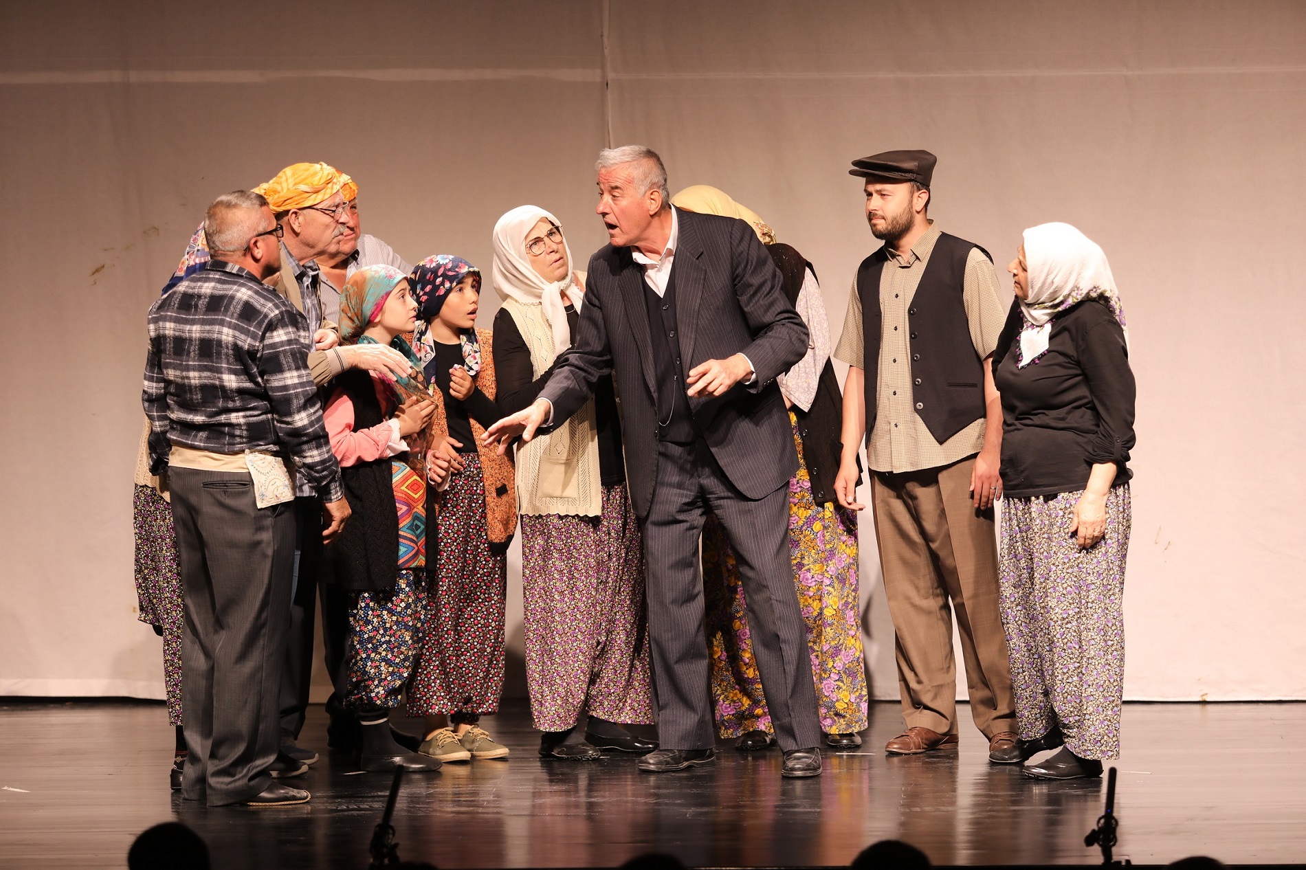 Başkan Arda tiyatro sahnesinde:   Sahnede bir Seydiköy hikayesi