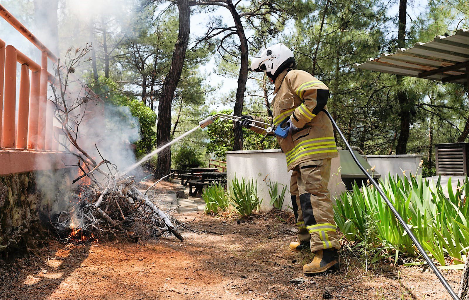 itfaiye Hava sıcaklıklarının artmasıyla İzmir Büyükşehir Belediyesi İtfaiyesi alarma geçti. Orman Bekleme Noktası ve Akıllı İhbar Sistemi’yle olası yangınlara en kısa sürede müdahale edecek itfaiye personeli görev yerlerine yerleştirildi.
