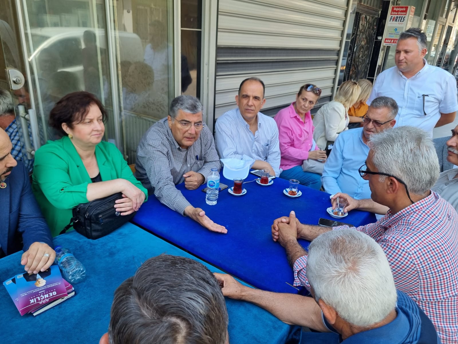 Kamil Okyay Sındır CHP İzmir Milletvekili Kamil Okyay Sındır, Bornova Doğanlar ve Mevlana Mahallelerinde esnaf ziyareti gerçekleştirdi, kahvehane toplantılarında vatandaşlarla bir araya geldi.