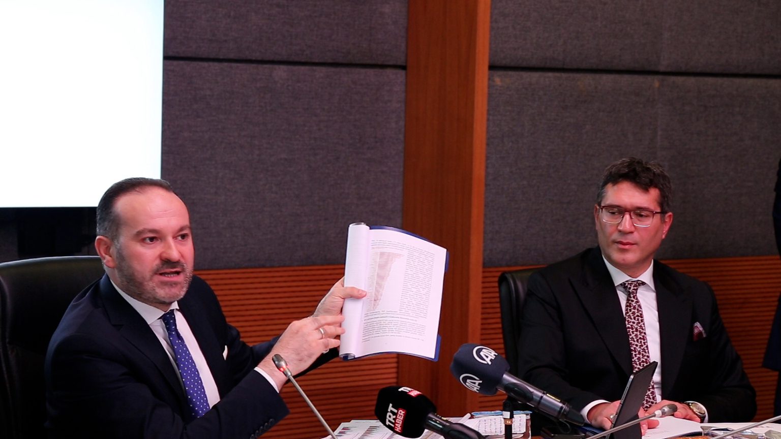 TRT eski genel müdürü İbrahim Eren, giderayak binin üzerinde anlaşma imzalamış
