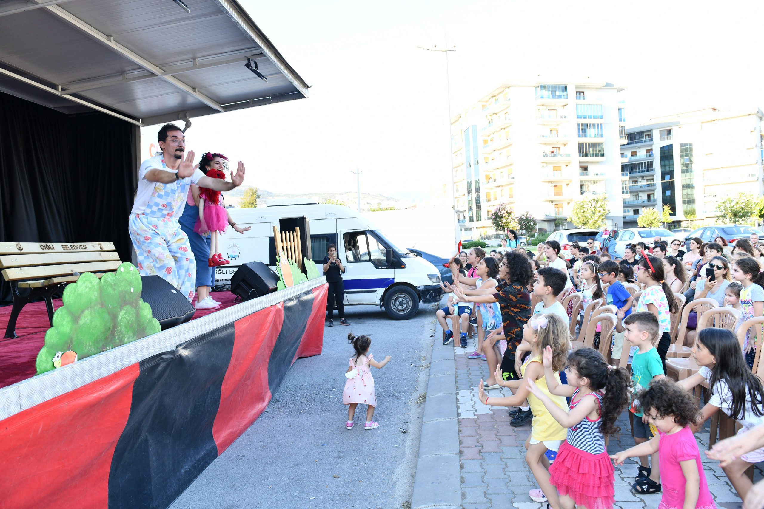 Çiğli Belediyesi Tiyatro Tırı Mahalle Turuna Çıktı
